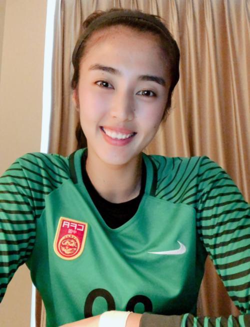 作品赵丽娜,1991年9月18日出生于上海市,中国女子足球运动员,司职门将
